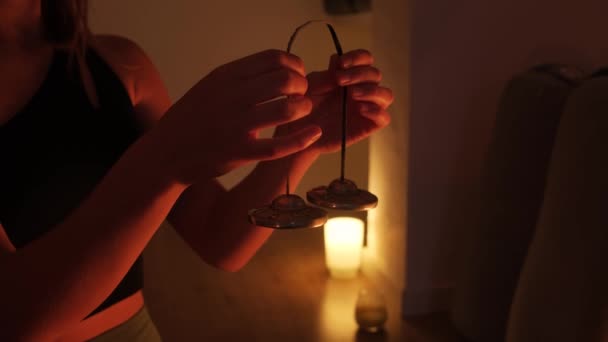 閉じるまでの女性の手の音療法のためのチベット語の鐘を保持する チベットのシンバル — ストック動画