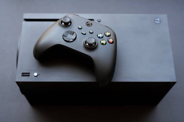 Yeni Xbox serisi X konsolunda oynamak için Joystick denetleyici. Tarragona, İspanya - 20 Eylül 2022