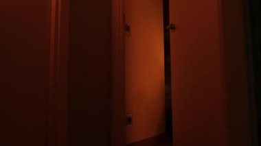 Odada duman varken dairede yangın. Kapının arkasından dumanlar yükseliyor..