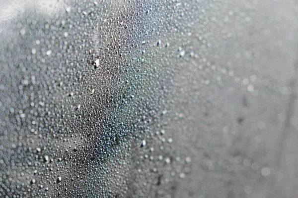 色の背景に水の滴 選択的フォーカス グレー — ストック写真