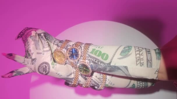 Kvinnors Händer Handskar Med Dollar Och Massor Klockor Floden Rosa — Stockvideo