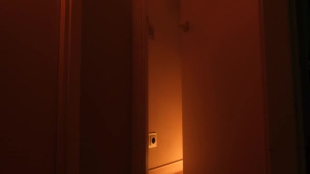部屋の煙でアパートの火災 ドアの後ろのアパートの煙 — ストック動画