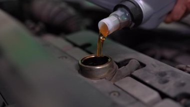 Araba motoru, yağ boşaltma yakın çekim