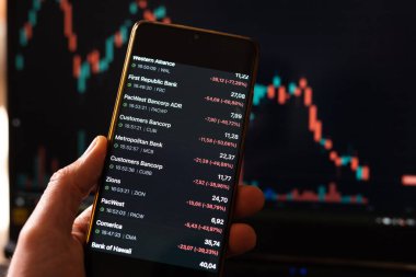 Tarragona, İspanya - 13 Mart 2023: Avrupa ve ABD akıllı telefon ekran listesi.