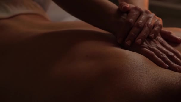 Spa Massaggi Cosmetologia Maschile Primo Piano Bel Uomo Indietro Avendo — Video Stock