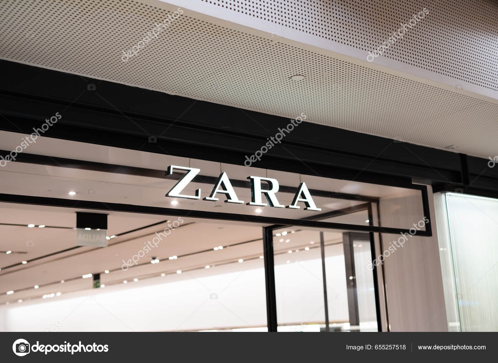 Tarragone Espagne Février 2023 Logo Zara Sur Boutique Zaras — Photo  éditoriale © vfhnb12 #655257518