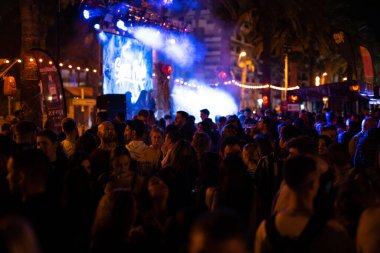 Tarragona, İspanya - 30 Ekim 2022: Birçok insanla birlikte gece diskosu.