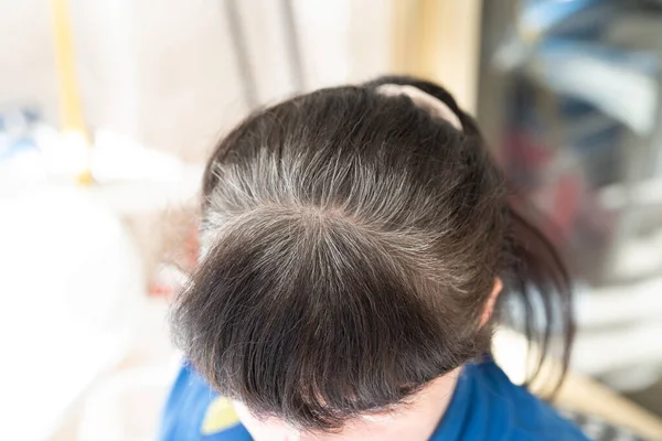Глава Пожилой Женщины Седыми Волосами Которая Выросла После Окрашивания — стоковое фото