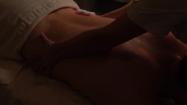 Spa, masaj, erkekler için kozmetoloji. Erkek kaplıcasında vücut masajı yaptıran yakışıklı bir adamın yakın çekimi..