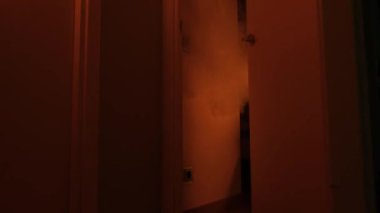 Odada duman varken dairede yangın. Kapının arkasından dumanlar yükseliyor..