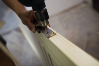 Kapıya kilit takmak için mobilyalara delik açmak..