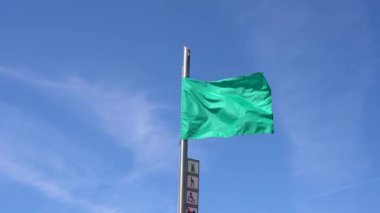 İspanya plajında yeşil bayrak var. Denizde yüzmek için izin istiyorum. Fırtına ve dalgalar olmadan sakin su.