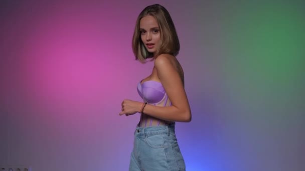 Stüdyoda Çok Renkli Arka Planda Güzel Bir Kızın Portresi Model — Stok video