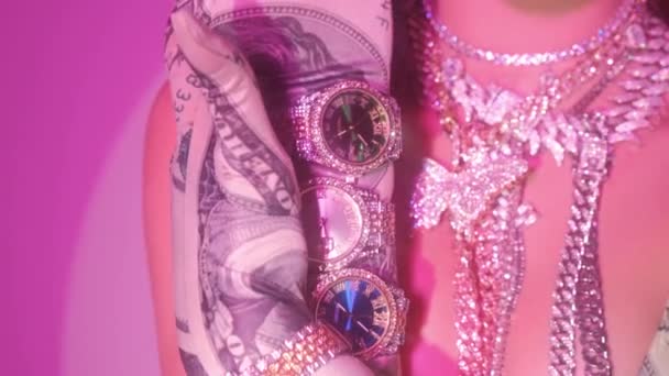 ドルとピンクの背景に川の上の時計の多くの手袋の女性の手 グラマラススタイリッシュなビデオ撮影 — ストック動画