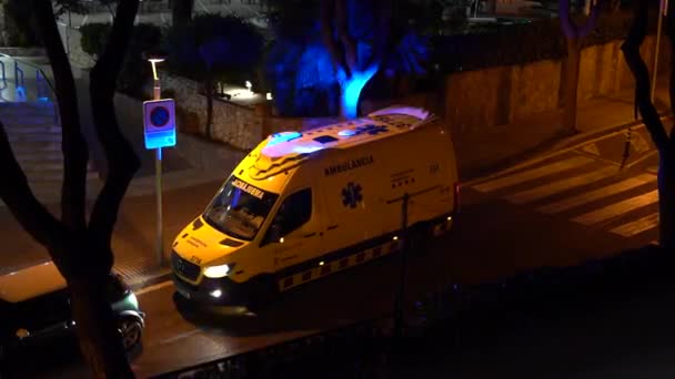 Salou スペイン 2022年10月5日 夜市の道路に沿って救急車の車が運転する — ストック動画
