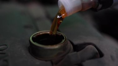 Araba motoru, yağ boşaltma yakın çekim