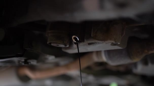 Αποστράγγιση Πετρελαίου Από Ένα Αυτοκίνητο Ένα Κοντινό Σέρβις Αυτοκινήτου — Αρχείο Βίντεο