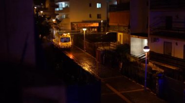 Ambulans arabası acil durum mavi ışıklarıyla şehirde..