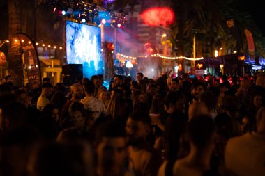 Tarragona, İspanya - 30 Ekim 2022: Birçok insanla birlikte gece diskosu.