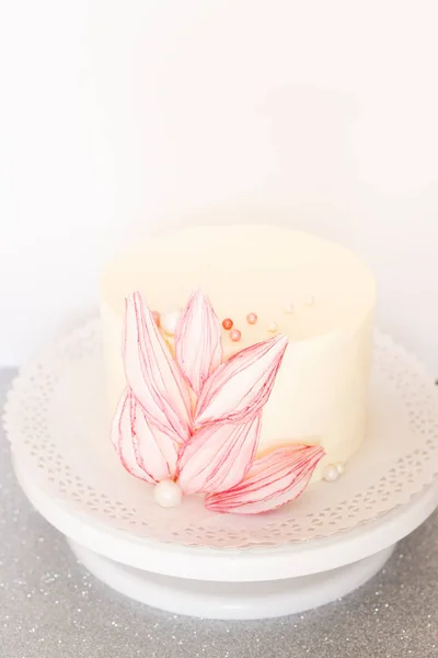 Witte Taart Met Mooie Bloemen Een Lichte Achtergrond — Stockfoto