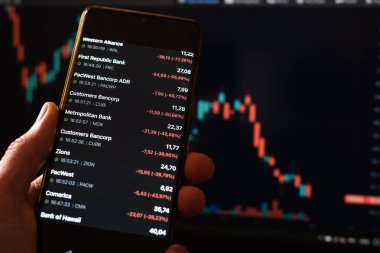 Tarragona, İspanya - 13 Mart 2023: Avrupa ve ABD akıllı telefon ekran listesi.