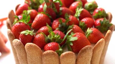 Süslü Savoiardi kurabiyeli çilekli tiramisu keki..