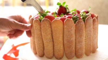 Süslü Savoiardi kurabiyeli çilekli tiramisu keki..