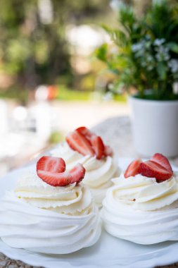 Ev yapımı kremalı Pavlova pastası taze çilek ve naneli. Yaz tatlısı. Fransız pastası. Şekerleme. Klasik tatlı işte. Çilekli tatlı.