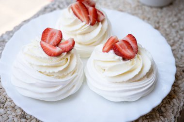 Ev yapımı kremalı Pavlova pastası taze çilek ve naneli. Yaz tatlısı. Fransız pastası. Şekerleme. Klasik tatlı işte. Çilekli tatlı.