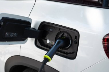 Yakın çekim için şarj istasyonu. Yeşil enerji, çevre dostu araba.