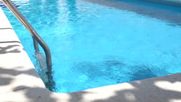 在蓝色的游泳池里抓起酒吧的梯子 — 图库视频影像