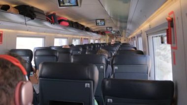 Tarragona, İspanya - 02 Şubat 2023: Uzun bir yolculuk için koltukları olan yüksek hızlı bir tren vagonunda.