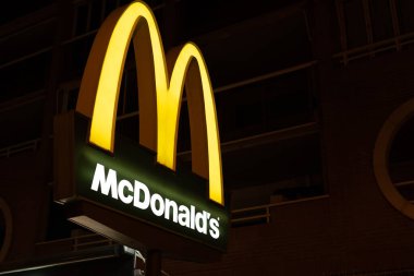 Tarragona, İspanya - 09 Haziran 2023: McDonalds kemerleri McDonalds fast food restoranında görüldüğü gibi imzalandı.