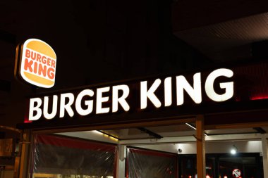 Tarragona, İspanya - 09 Haziran 2023: Burger King İmza EnTracding Binası. Geceleri Burger King restoranının dışında..