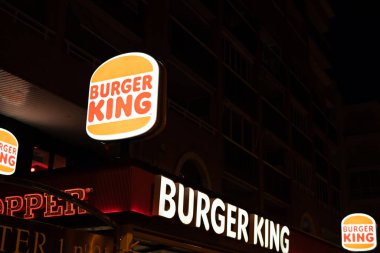 Tarragona, İspanya - 09 Haziran 2023: Burger King İmza EnTracding Binası. Geceleri Burger King restoranının dışında..