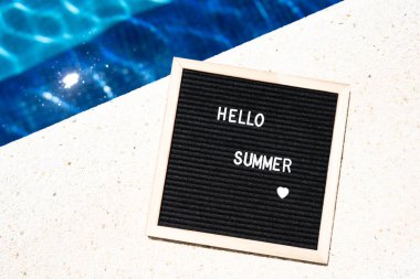 Merhaba yaz metni, yaz güneşli bir günde bilardo arka planında karatahta.