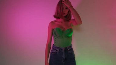 Renkli neon renkli stüdyo ışığı içinde güzel bir genç kız, kadın güzellik portresi..