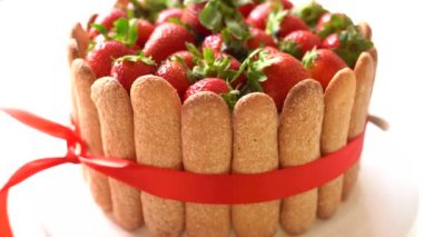 Süslü Savoiardi kurabiyeli çilekli tiramisu keki..