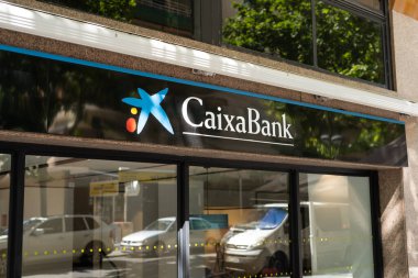 Tarragona, İspanya - 01 Haziran 2023: İspanya 'daki Caixa Bankası' nın logosu.