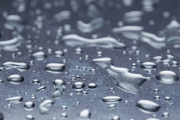 灰色の背景のクローズアップでの水の滴 — ストック写真