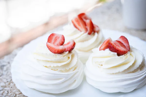 Zelfgemaakte Meringue Dessert Pavlova Taart Met Verse Aardbeien Munt Zomer — Stockfoto