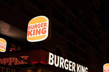 Tarragona, İspanya - 09 Haziran 2023: Burger King İmza EnTracding Binası. Geceleri Burger King restoranının dışında..
