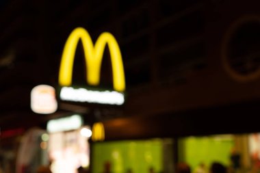 Tarragona, İspanya - 09 Haziran 2023: Bulanık fotoğraf. McDonalds Kemerleri, McDonalds 'ın fast food restoranında görüldüğü gibi imzaladı..