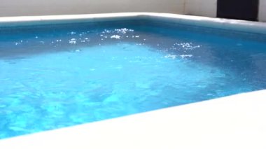 Havuzdaki turkuaz suyun dokusu..