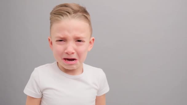 Маленький Хлопчик Дивиться Камеру Плаче Портрет Дитини Рожевому Тлі — стокове відео