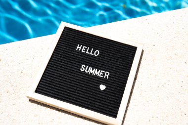 Merhaba yaz metni, yaz güneşli bir günde bilardo arka planında karatahta.