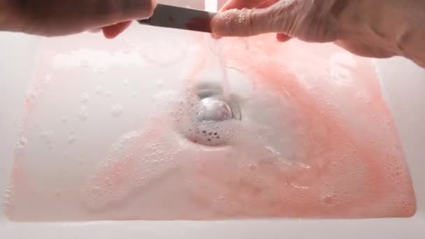 Seorang Pria Mencuci Pisau Bernoda Wastafel Close — Stok Video