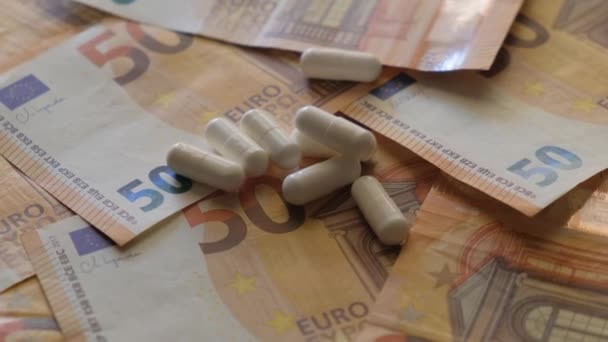 Banconote Euro Sullo Sfondo Sono Pillole Bianche Concetto Società Farmaceutiche — Video Stock
