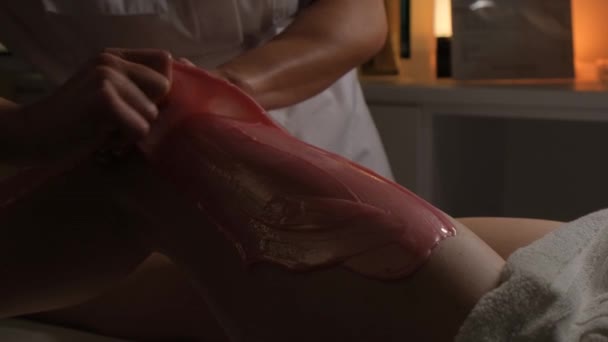 Kobieta Mająca Zabieg Usuwania Włosów Nodze Pastą Cukrową Salonie — Wideo stockowe