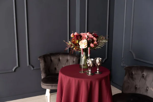 Bord Med Blommor Dekorerade Romantisk Stil För Middag För Två — Stockfoto